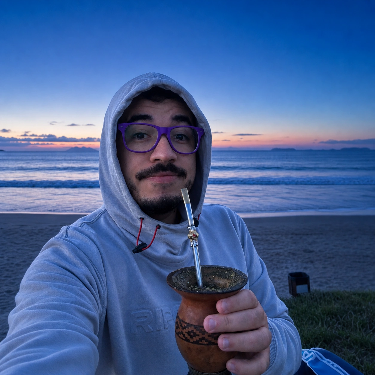 Exemplo visual do comando /bluehour: Cria uma atmosfera fria de crepúsculo logo após o pôr do sol ou antes do amanhecer.