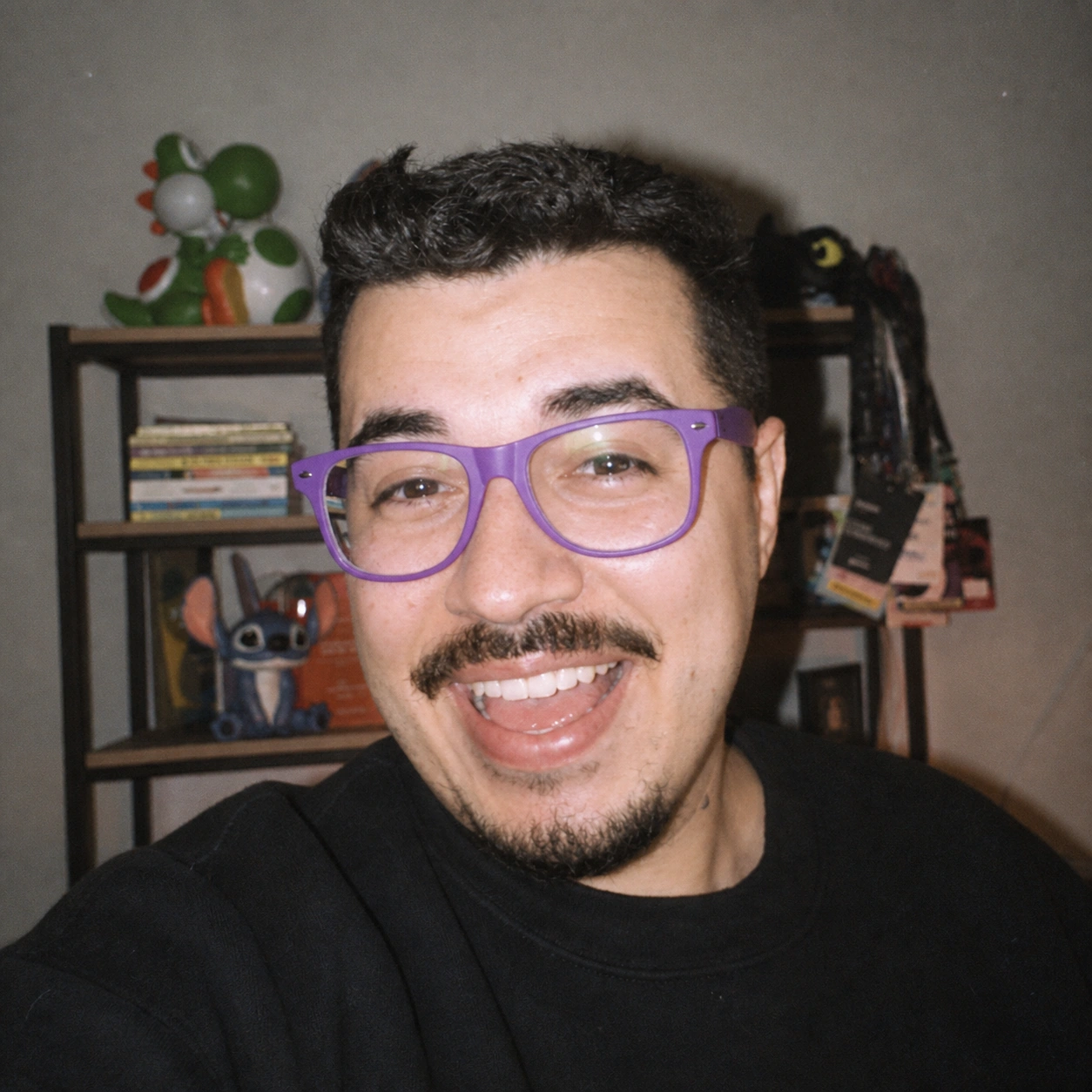 Exemplo visual do comando /disposablecam: Cria fotografia casual e imperfeita com flash e caráter nostálgico de câmera descartável.