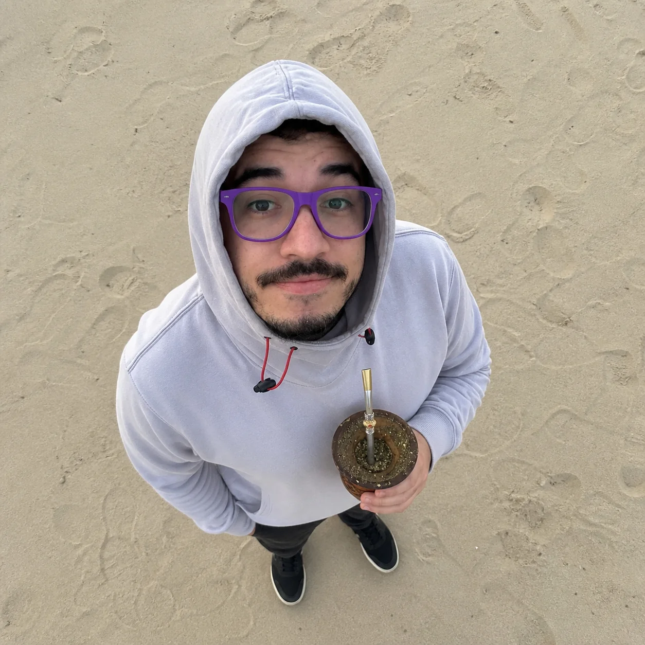 Exemplo visual do comando /birdseyeportrait: Fotografa a pessoa diretamente de cima, criando uma composição gráfica em visão de pássaro.