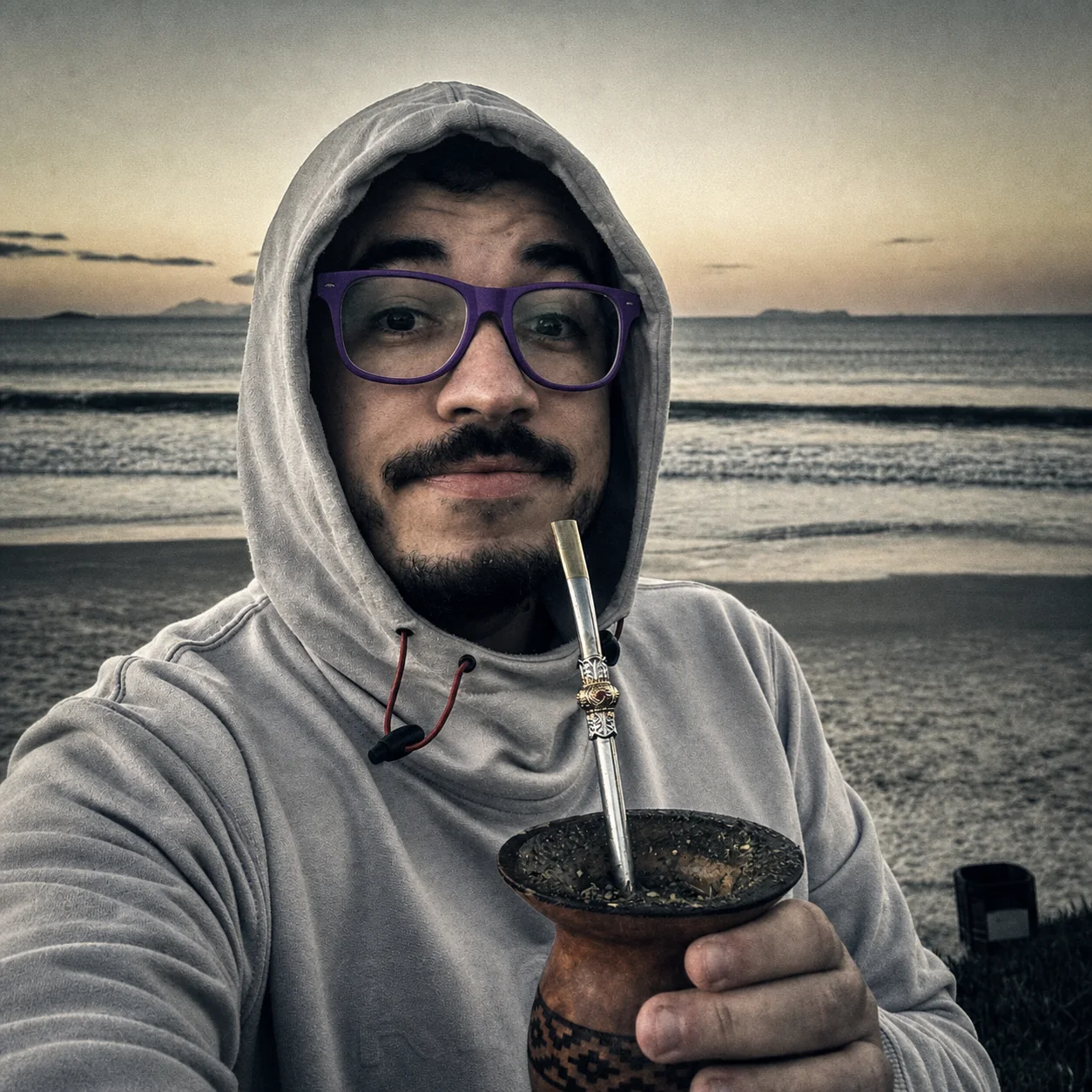 Exemplo visual do comando /bleachbypass: Aplica baixa saturação, pretos densos e contraste prateado de revelação bleach bypass.