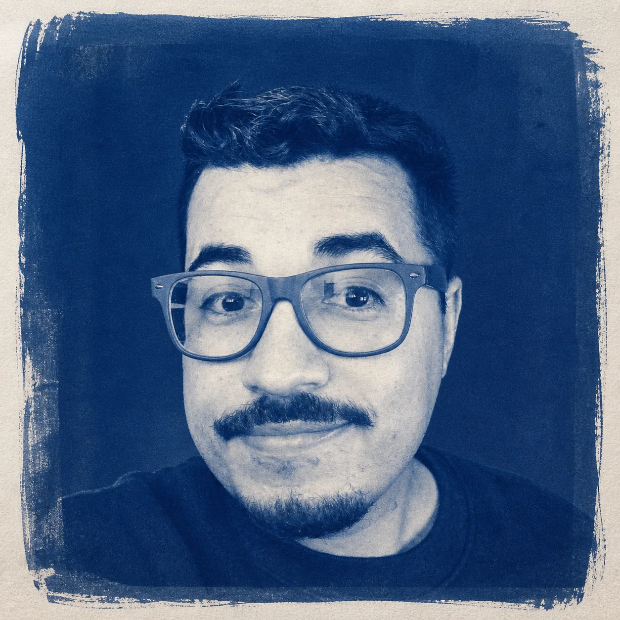 Exemplo visual do comando /cyanotypeportrait: Converte o retrato em impressão cyanotype azul da Prússia com textura de papel sensibilizado.