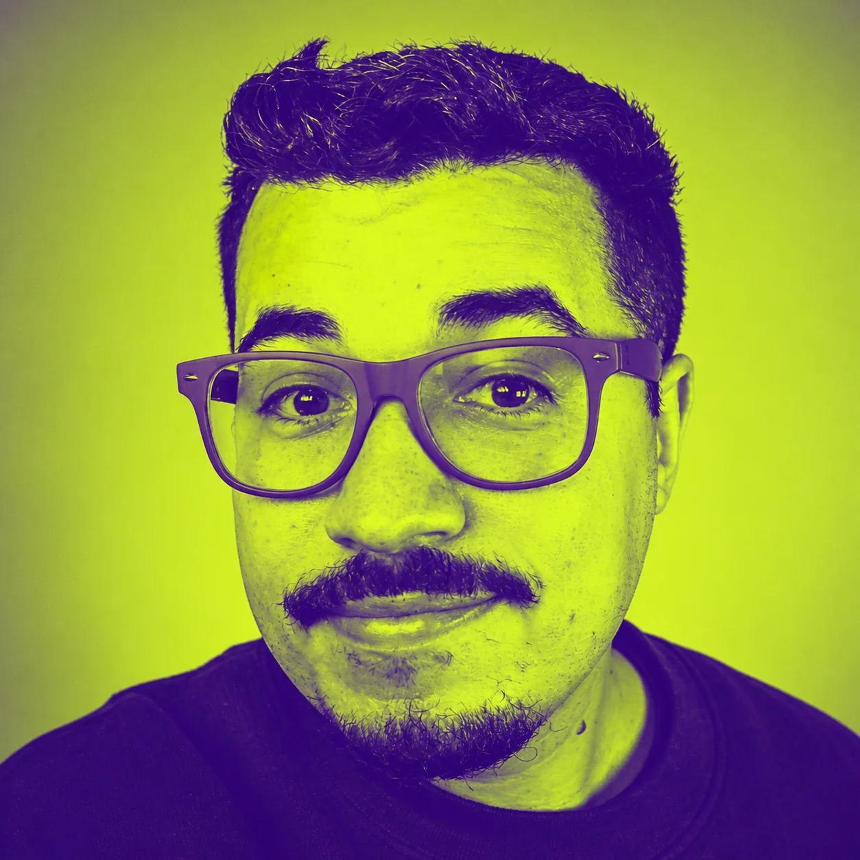 Exemplo visual do comando /duotoneportrait: Mapeia sombras e luzes do rosto em duas cores marcantes para um retrato editorial gráfico.