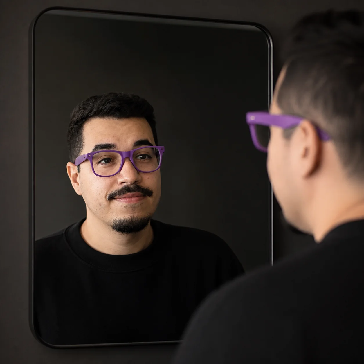 Exemplo visual do comando /mirrorportrait: Constrói o retrato pela reflexão de um espelho com geometria, perspectiva e olhar fisicamente coerentes.