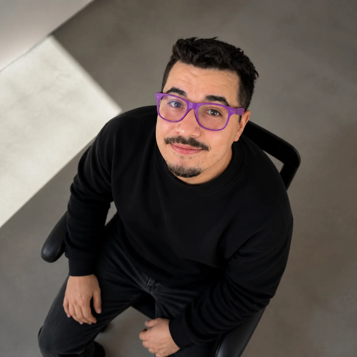Exemplo visual do comando /overheadportrait: Usa uma câmera alta e inclinada para enquadrar a pessoa de cima com profundidade e geometria.