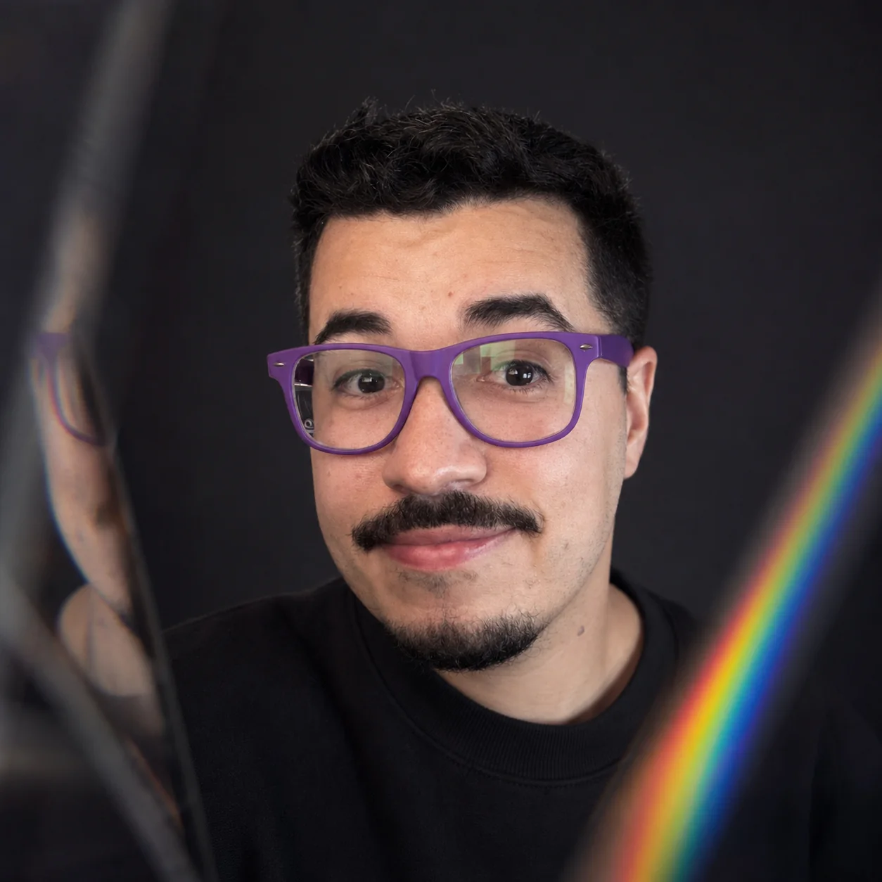 Exemplo visual do comando /prismportrait: Usa um prisma junto à lente para criar refração, arco-íris e reflexo parcial controlado.