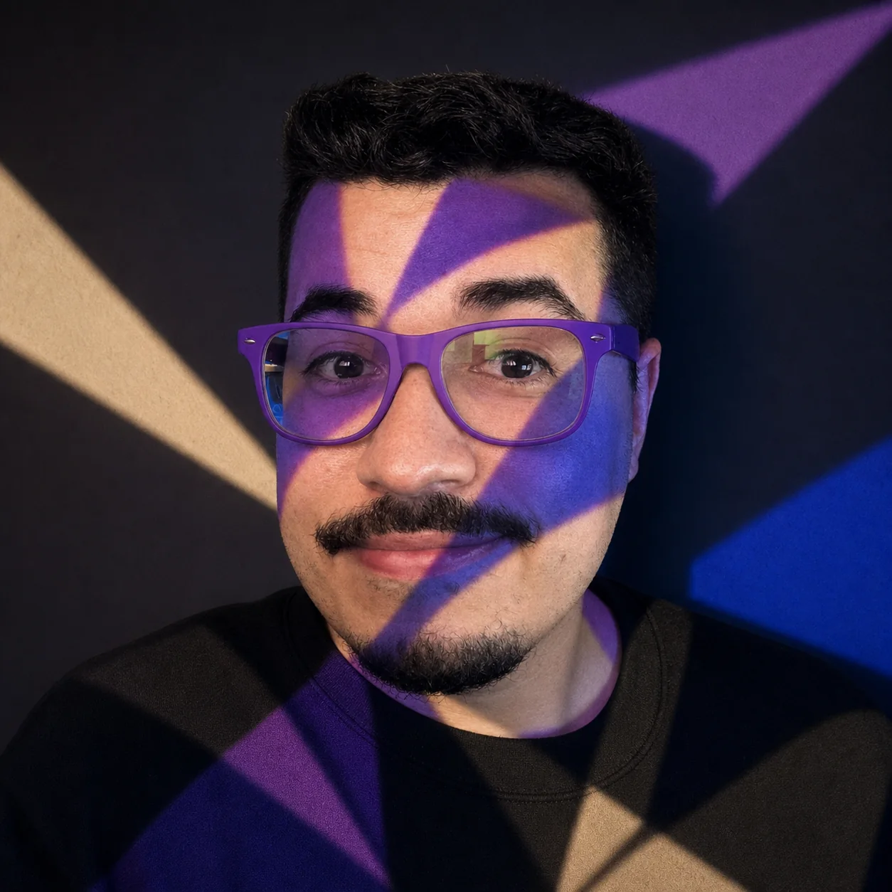 Exemplo visual do comando /projectorportrait: Projeta formas gráficas sobre rosto, roupa e fundo sem perder a identidade da pessoa.