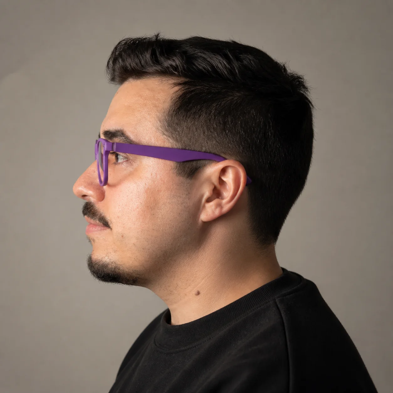 Exemplo visual do comando /sideprofile: Cria um retrato de perfil lateral exato a 90 graus, destacando a silhueta facial.