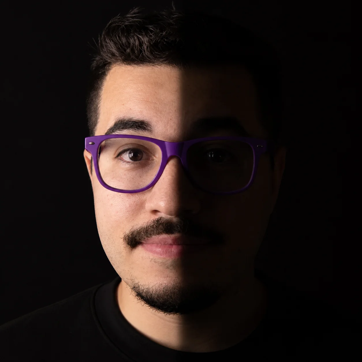 Exemplo visual do comando /splitlighting: Divide o rosto com uma metade iluminada e outra em sombra controlada.