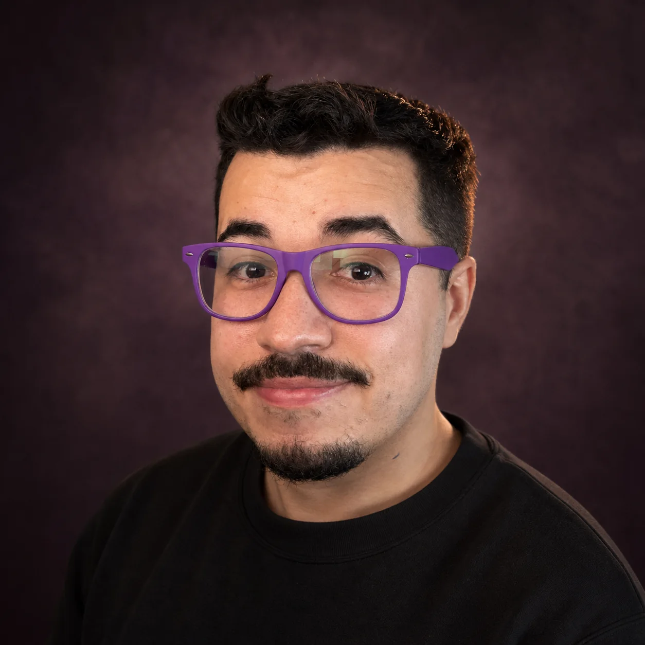 Exemplo visual do comando /threequarterportrait: Gira o rosto cerca de 45 graus para um retrato clássico em visão de três quartos.