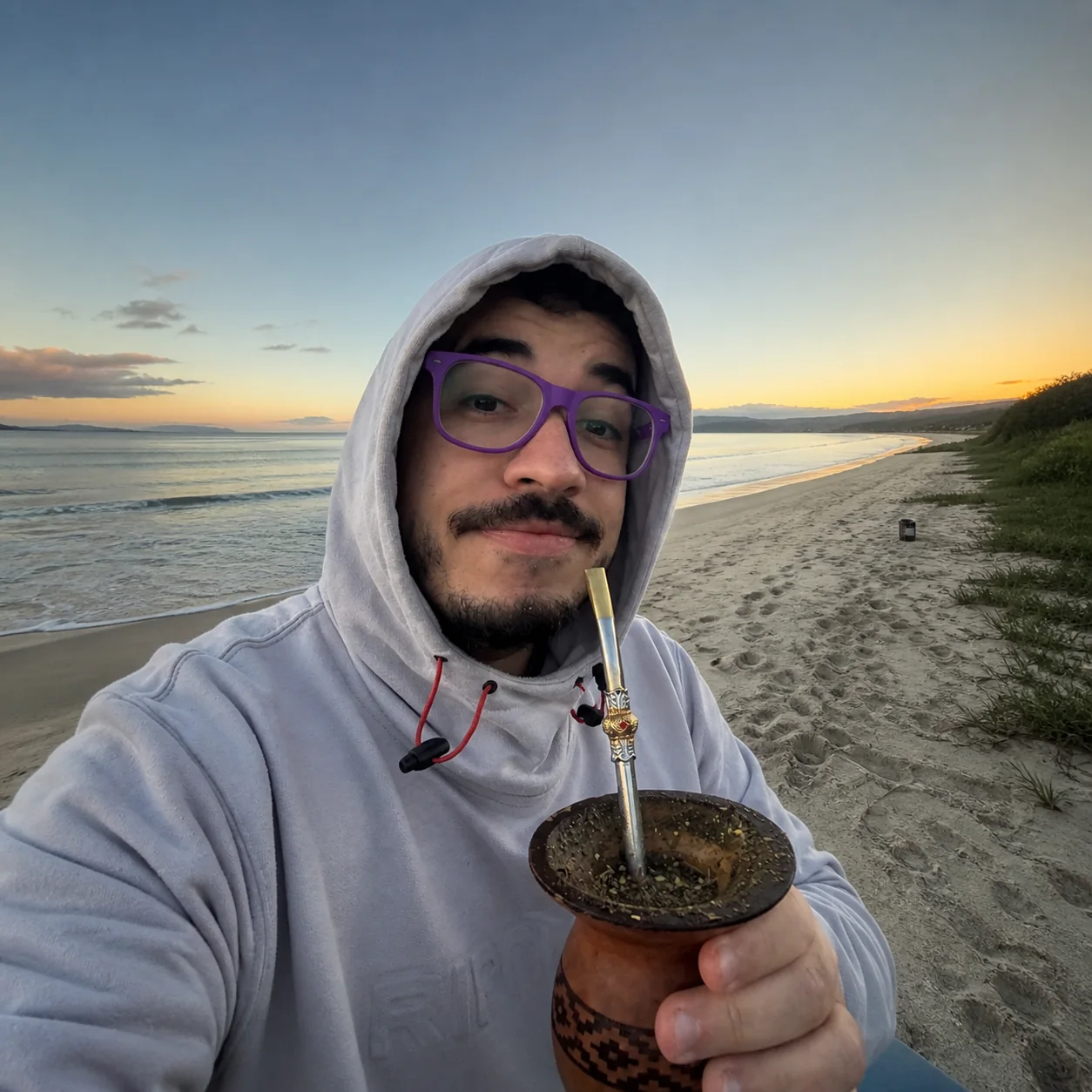Exemplo visual do comando /ultrawideportrait: Usa uma lente ultra-angular próxima para criar presença e mostrar muito mais do ambiente.