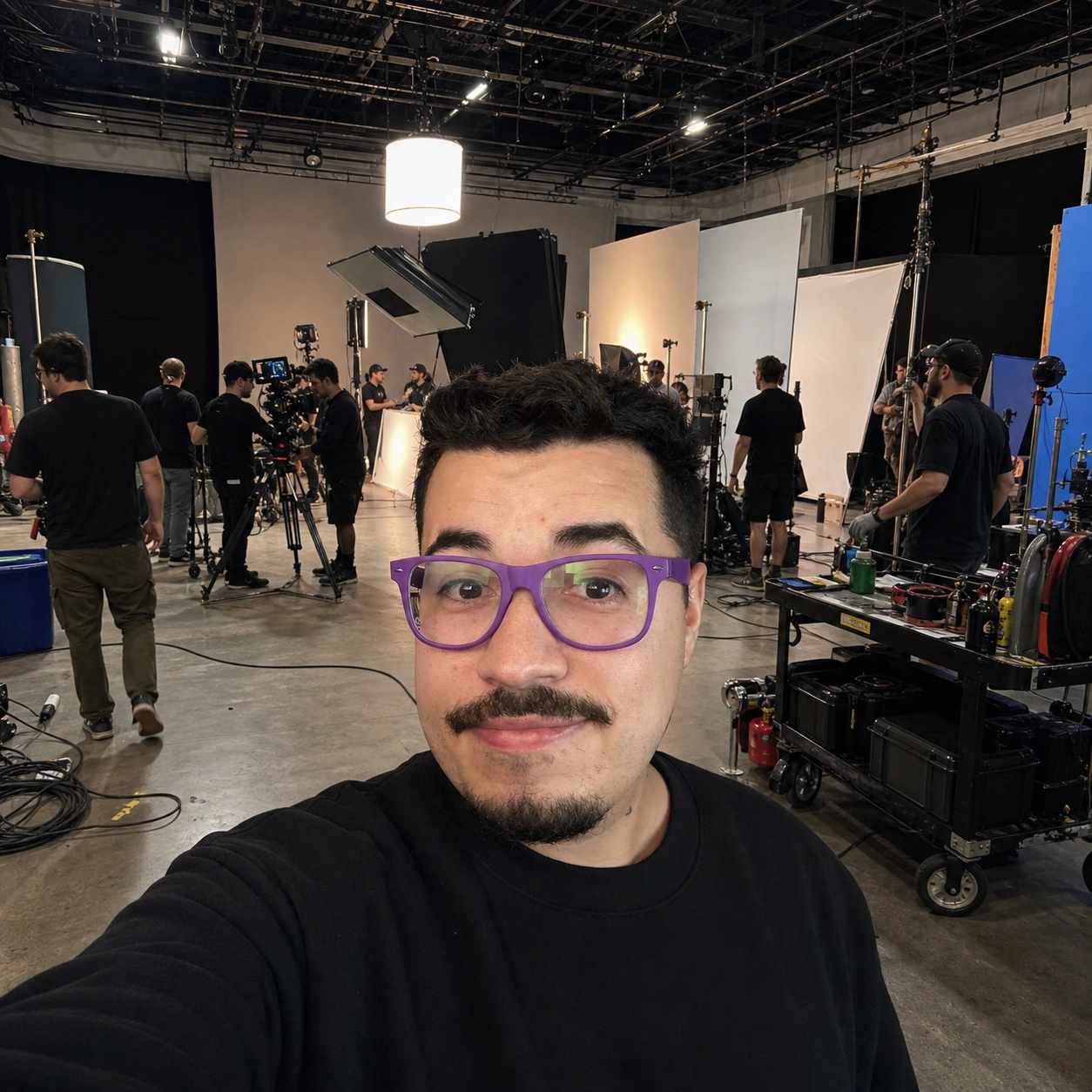 Exemplo visual do comando /studiofloor: Mostra uma visão ampla de um estúdio de foto ou filme em funcionamento ao redor do sujeito.